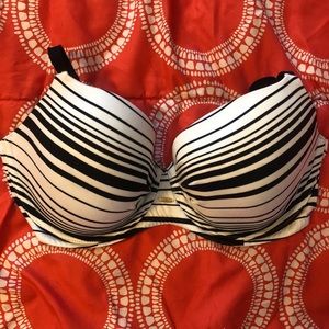 ‼️VICTORIA SECRET BRA. 32DDD. BLACK AND WHITE‼️